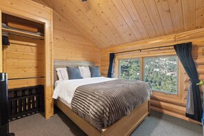5 Schlafzimmer, Schreibtisch, Bügeleisen/Bügelbrett, Reisekinderbett