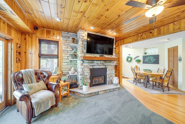 TV, fireplace, DVD player, books