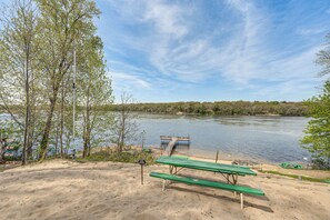 Beach nearby - Charming Cottage: Steps to Lake Wandawega! (Elkhorn)