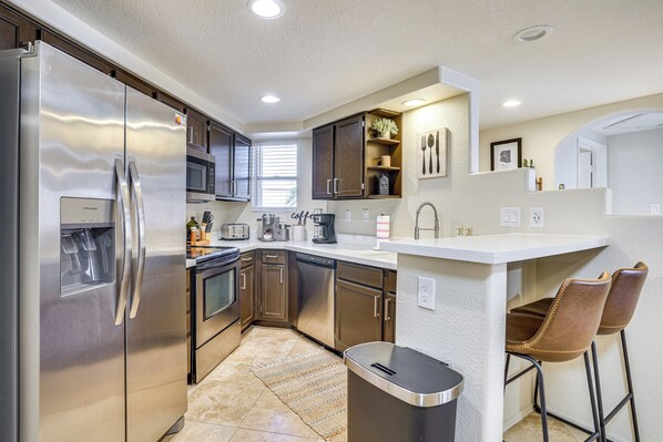 Fridge, microwave, stovetop, dishwasher