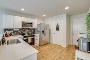 Fridge, microwave, stovetop, dishwasher - 2 Mi to Olympic National Park: Sun-Soaked Haven! (Port Angeles)
