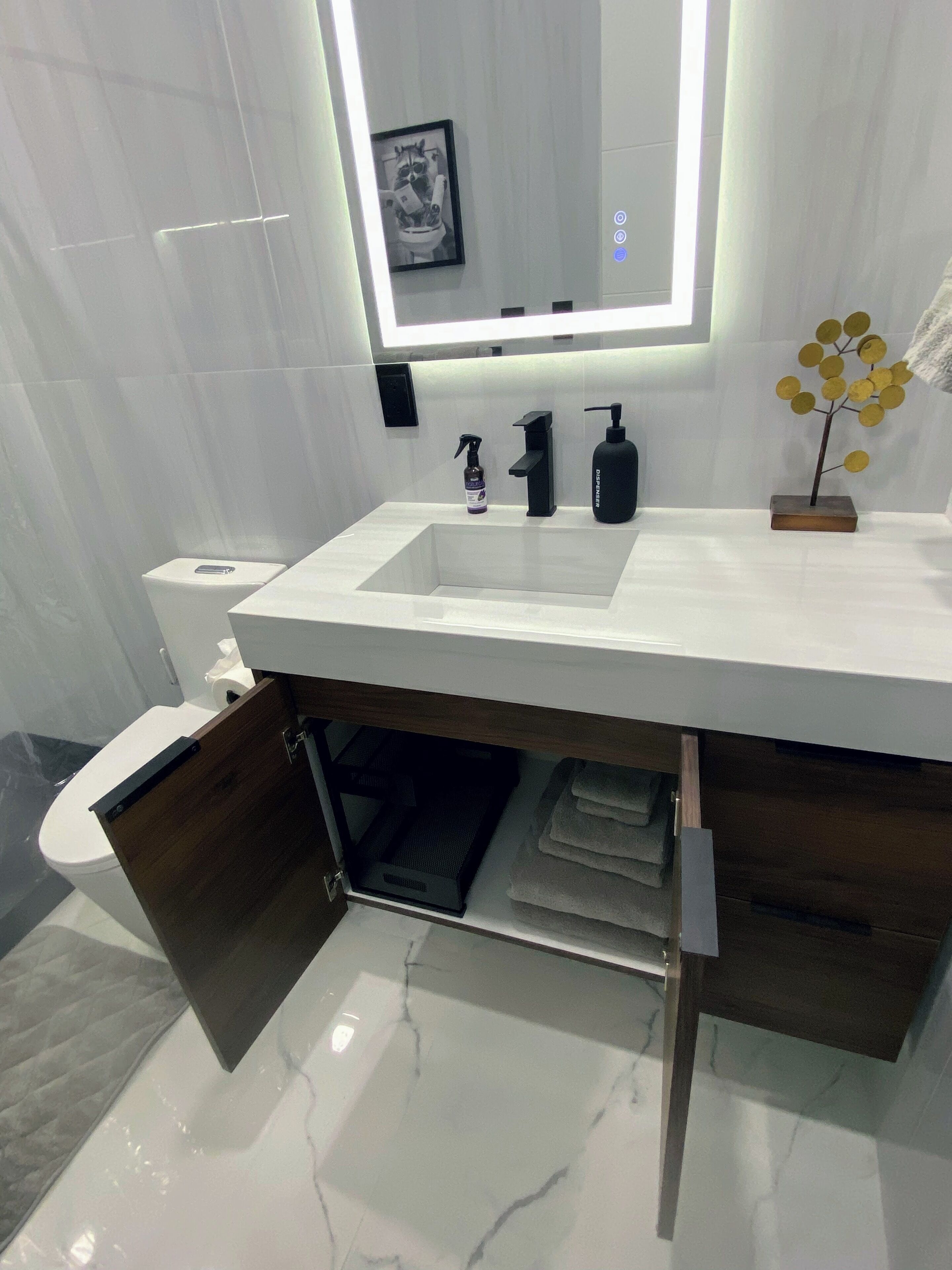 Een douche, een haardroger, handdoeken, zeep
