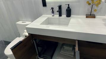 Een douche, een haardroger, handdoeken, zeep