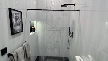 Douche, sèche-cheveux, serviettes fournies, savon