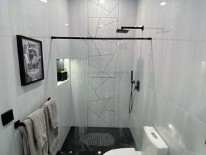 Dusche, Haartrockner, Handtücher, Seife