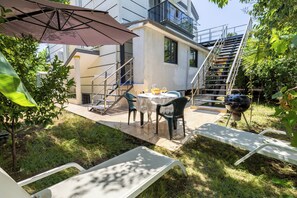 Outdoor dining - Charming 1-Bedroom Apartment in the Heart of Kemer (Kemer)