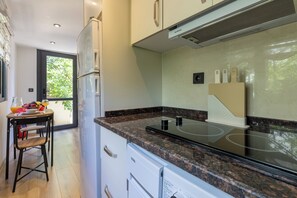 Microwave, oven - Charming 1-Bedroom Apartment in the Heart of Kemer (Kemer)