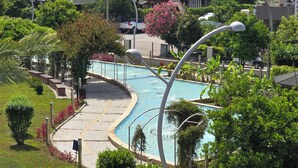 Un quartier résidentiel doté d’une piscine, entouré de verdure et d’immeubles d’habitation.