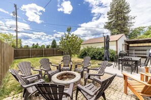 Outdoor dining - Tribe + Vibe In Downtown CDA Modern Comfort And Fun For You & Your Crew (Coeur d'Alene)