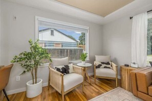 Een smart-tv, videogames, tafelvoetbal en boeken