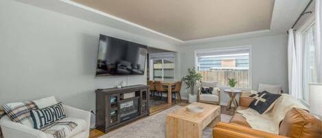 Smart-TV, Videospiele, Tischfußball, Bücher