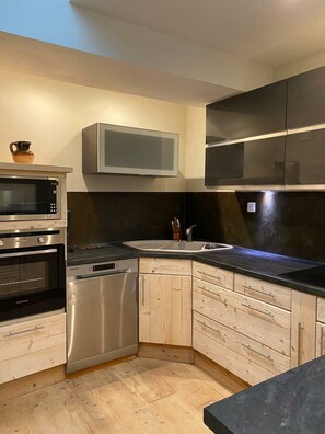 Kühlschrank, Mikrowelle, Ofen, Herdplatte