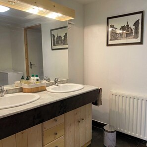 Sèche-cheveux, serviettes fournies