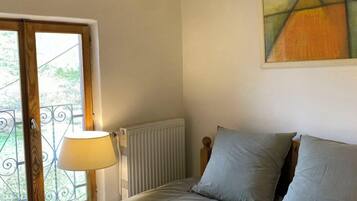 7 bedrooms, travel crib, internet, bed sheets