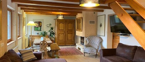 TV, fireplace