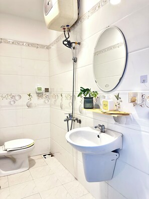 Comfort Apartment, City View | Bathroom | Shower, hair dryer, slippers, towels - Homestay Da Lat - The November Stay - Ngo Quyen (Da Lat)