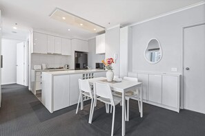 Dining - Walk to Crown | 2BR w/ Balcony, Pool,Gym & Parking (Southbank)