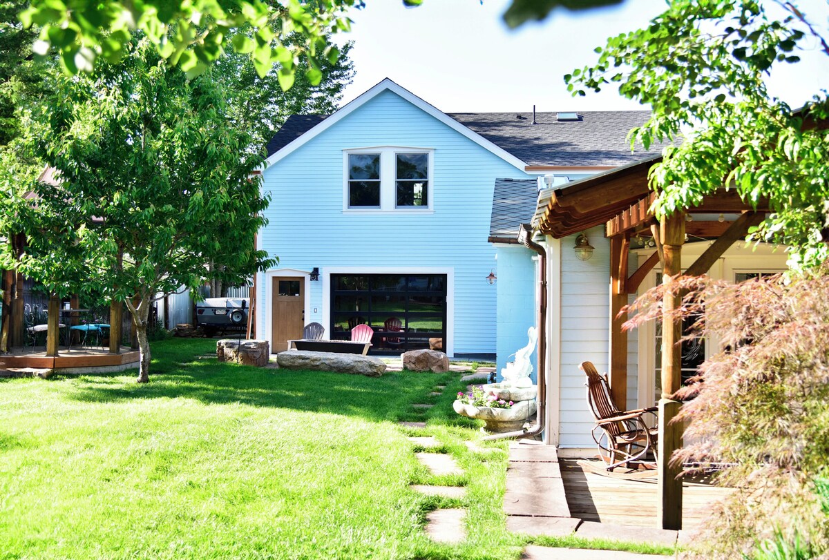 Potter Highlands Group Getaway! 2 Units, Hot Tub, Firepit, Walkable: sleeps 12