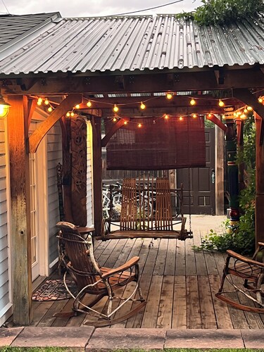 Potter Highlands Group Getaway! 2 Units, Hot Tub, Firepit, Walkable: sleeps 2-12