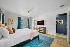 4 habitaciones, escritorio y tabla de planchar con plancha 