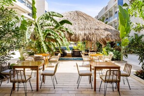 Outdoor dining - NEW Luxury Resort at Wariruri 310 by Bocobay (Noord)