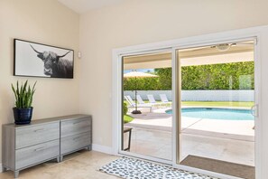 Unclassified image, 2 of 50, button