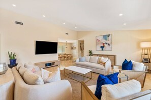 TV connectée, cheminée, chaîne hi-fi