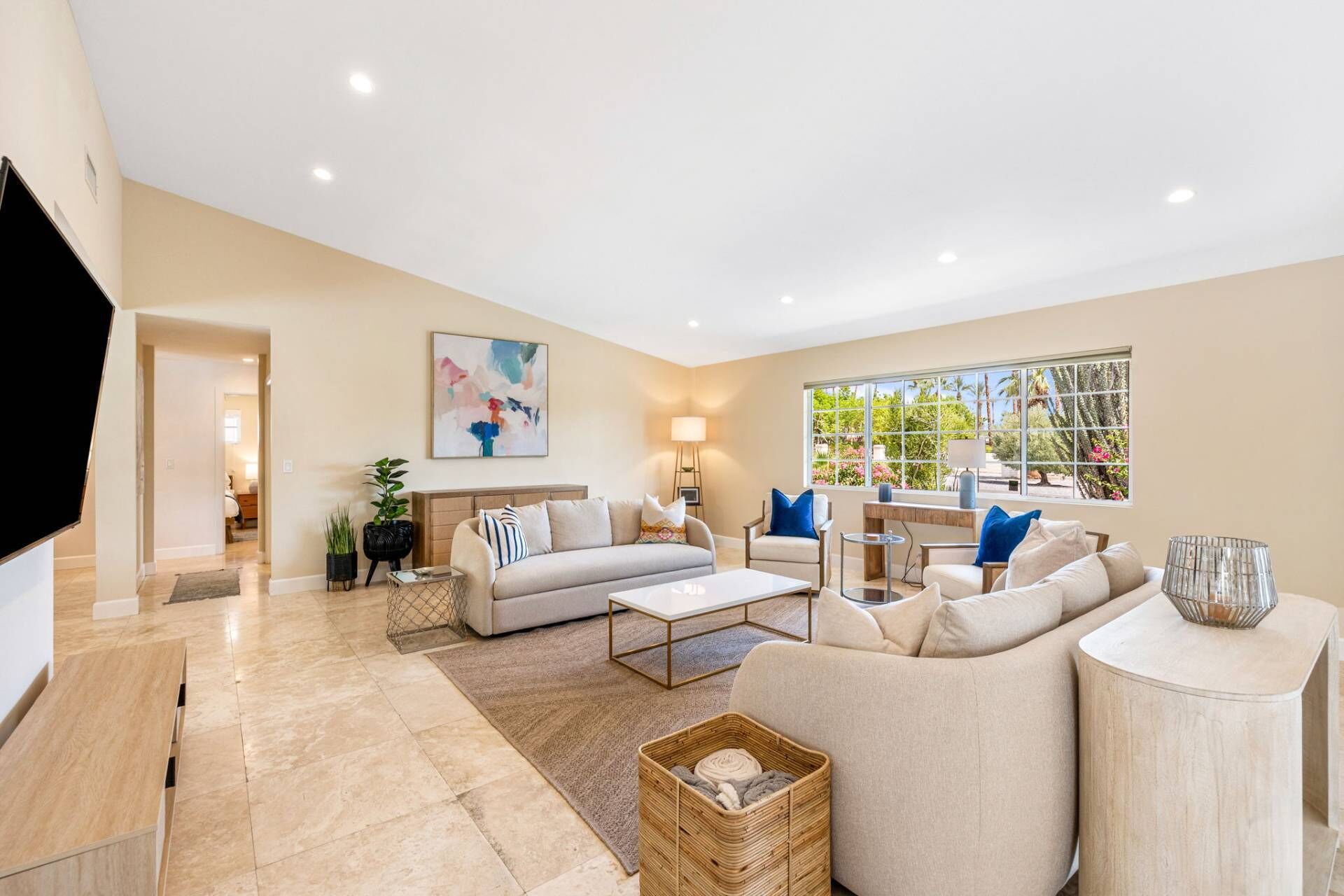 TV connectée, cheminée, chaîne hi-fi