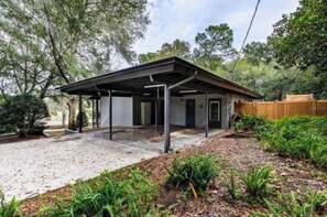 Exterior - Mid Century Modern 3-bedroom house close to everything in Orlando Up to 7 Guests (Longwood)