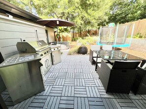 Outdoor dining - Mid Century Modern 3-bedroom house close to everything in Orlando Up to 7 Guests (Longwood)