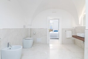 Doccia, asciugacapelli, bidet, asciugamani