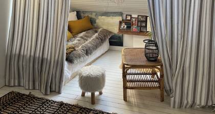 Loue jolie chambre chez lâhabitant.
Espace indĂ©pendant Ă lâĂ©tage.
Coin détente.