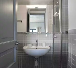 Douche, sèche-cheveux, serviettes fournies, savon