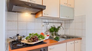 Fridge, microwave, oven, coffee/tea maker