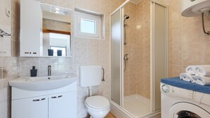 Shower, hair dryer, towels
