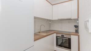 Kühlschrank, Mikrowelle, Ofen, Geschirrspüler