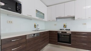 Refrigerador, microondas, horno y lavavajillas 