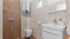 Dusj, hårføner og håndklær