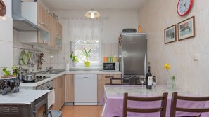 Réfrigérateur, four à micro-ondes, un four, lave-vaisselle