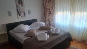 3 bedrooms, iron/ironing board, free WiFi, bed sheets