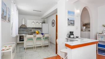 Fridge, oven, dishwasher, coffee/tea maker