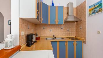 Refrigerador, horno, lavavajillas y cafetera y tetera