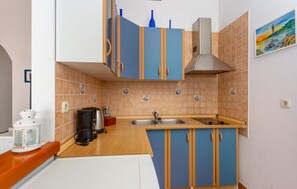 Een koelkast, een oven, een kookplaat, een vaatwasser