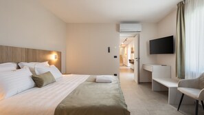 5 bedrooms, iron/ironing board, free WiFi, bed sheets