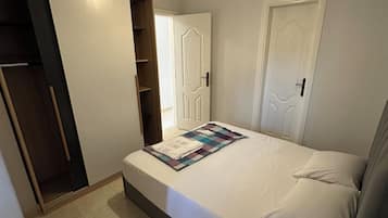 2 habitaciones, tabla de planchar con plancha y ropa de cama