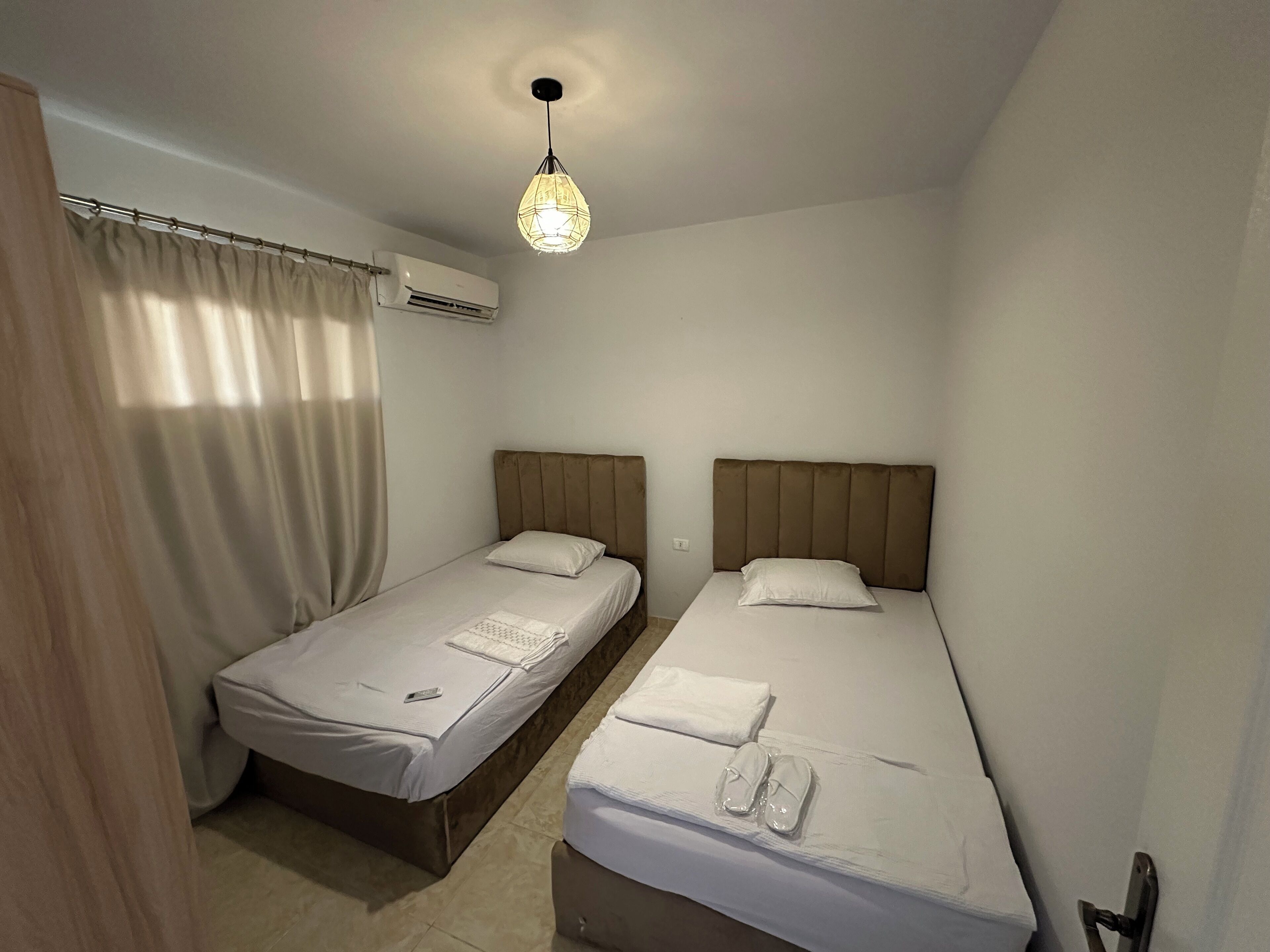 2 makuuhuonetta, silitysrauta/-lauta, vuodevaatteet