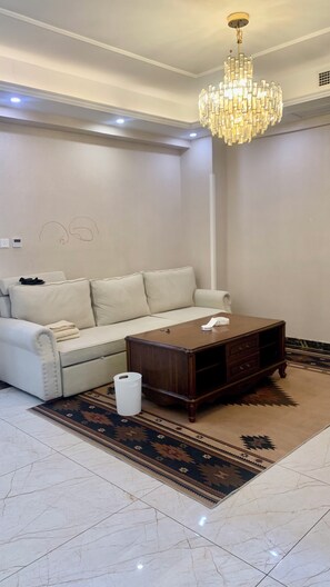 Elite Loft | Living area | 42-inch Smart TV with cable channels, pay movies