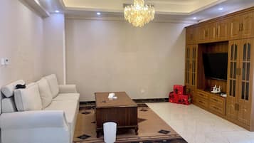 Loft Elite | Área de sala de estar | Smart TV de 42 pulgadas con canales por cable y películas con cargo