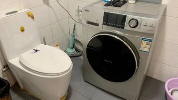 高级复式房, 城市景观 | 浴室 | 旋水按摩花洒、环保洗浴用品、吹风机、拖鞋