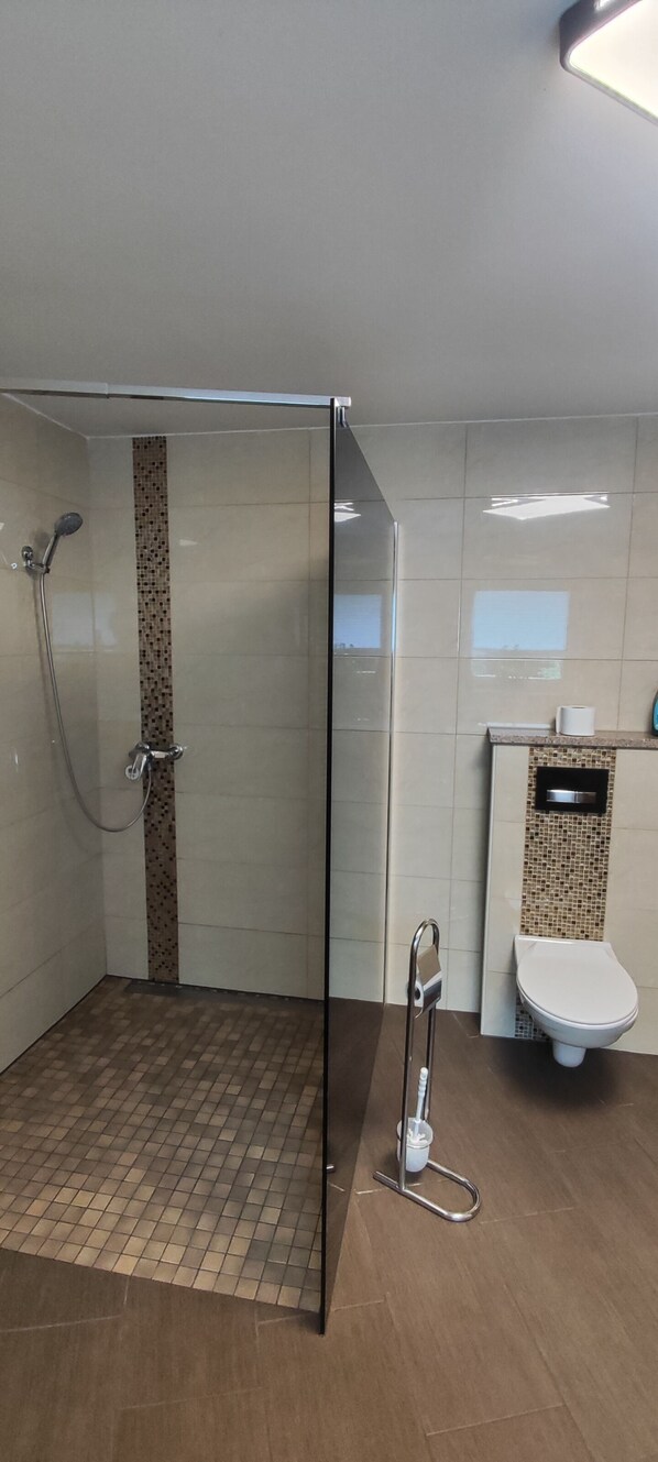 Douche, sĂšche-cheveux, serviettes fournies, savon